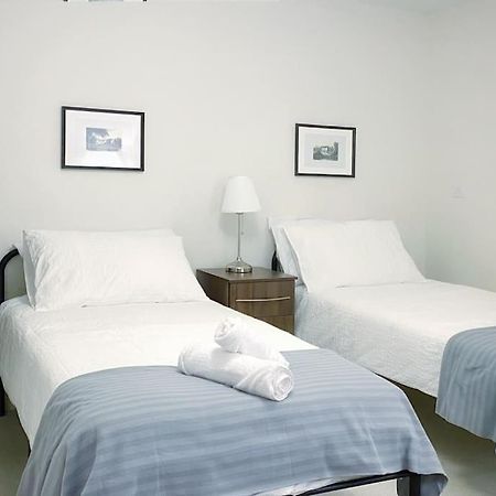 Two Bedroom Luxury Apt With Film Style Swansea Buitenkant foto