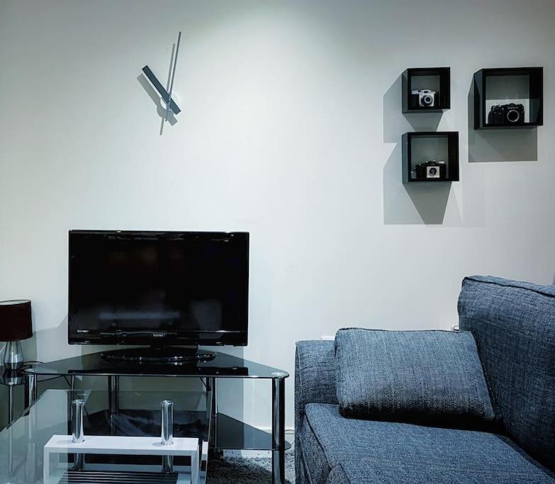 Two Bedroom Luxury Apt With Film Style Swansea Buitenkant foto