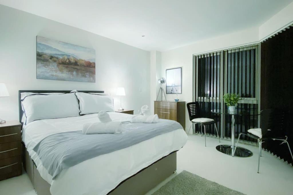 Two Bedroom Luxury Apt With Film Style Swansea Buitenkant foto