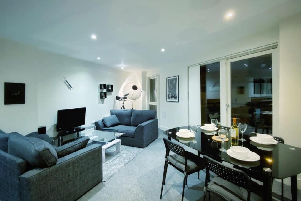 Two Bedroom Luxury Apt With Film Style Swansea Buitenkant foto