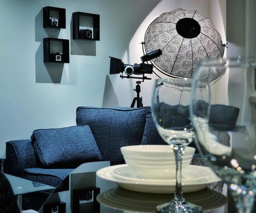 Two Bedroom Luxury Apt With Film Style Swansea Buitenkant foto