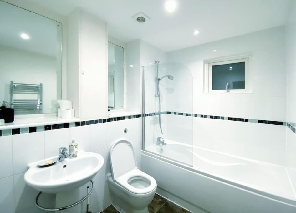 Two Bedroom Luxury Apt With Film Style Swansea Buitenkant foto