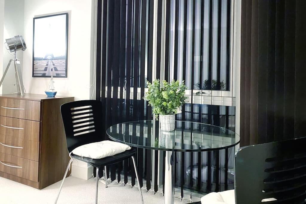 Two Bedroom Luxury Apt With Film Style Swansea Buitenkant foto