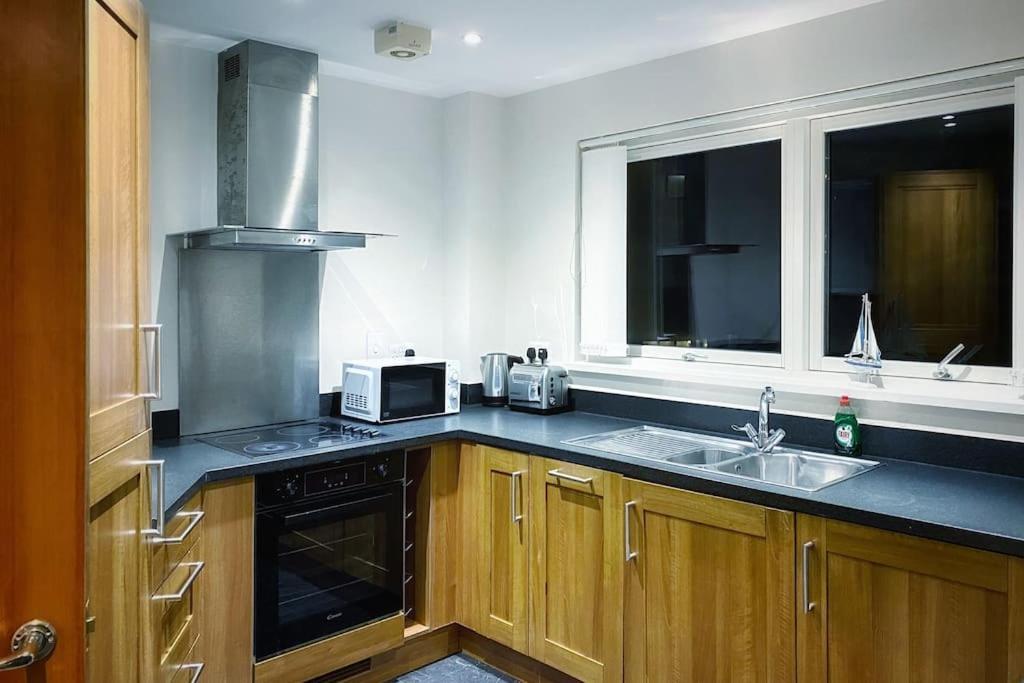 Two Bedroom Luxury Apt With Film Style Swansea Buitenkant foto